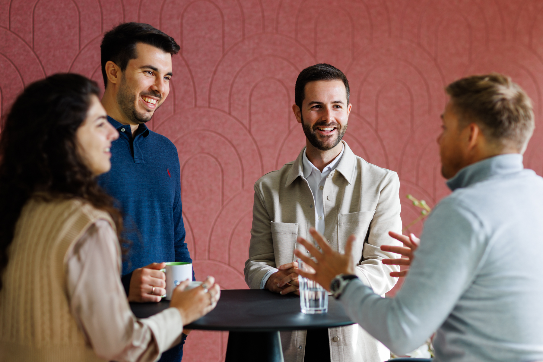 Foto van collega's aan het werk uit een zakelijke bedrijfsreportage tijdens een bedrijfsfotografie-opdracht